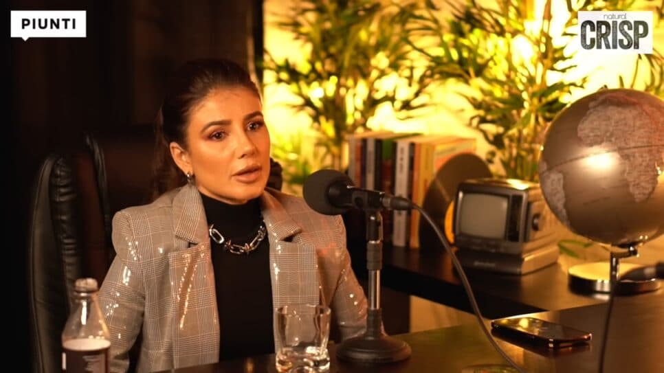 Paula Fernandes garante amizade com Roberto Carlos e enaltece oportunidade dada pelo rei em sua carreira (Foto: Reprodução/ Canal André Piunti/ YouTube)