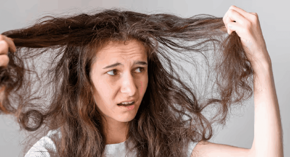Como reduzir o frizz e alinhar o cabelo usando 3 ingredientes naturais que tratam os fios sem química