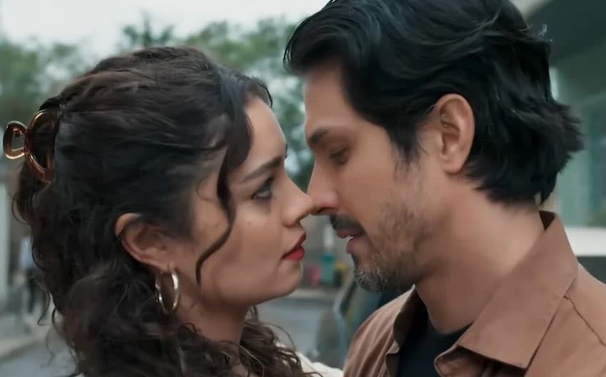 Gerluce (Sophie Charlotte) e Paulinho (Romulo Estrela) em Três Graças (Foto: Reprodução / Globo) Gerluce (Sophie Charlotte) e Paulinho (Romulo Estrela) em Três Graças (Foto: Reprodução / Globo)