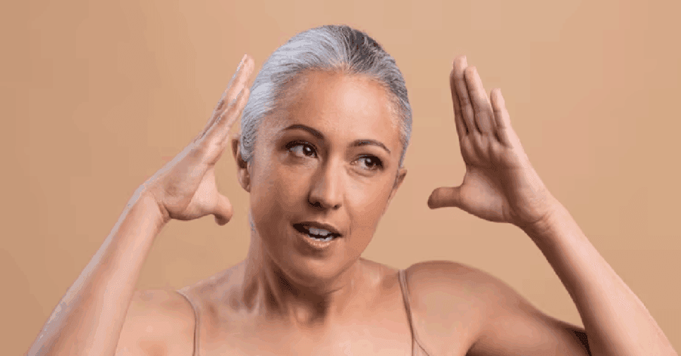 Como disfarçar cabelos brancos com método simples que qualquer idosa pode fazer