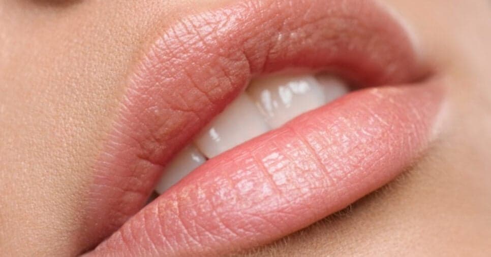 Lábios volumosos e enormes: Preenchimento labial caseiro em 4 passos