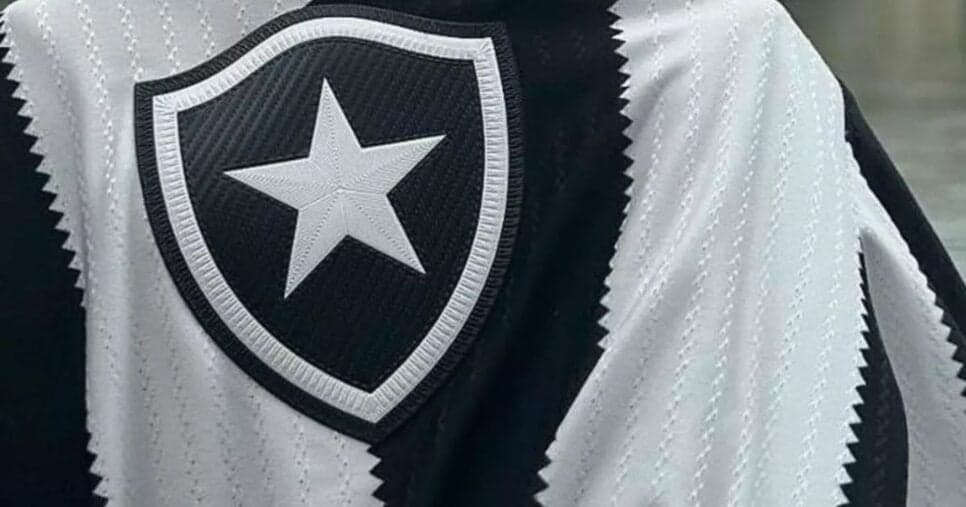 Decisão de Textor: Reunião de porta fechada define sobre adeus de titular do Botafogo em 2026