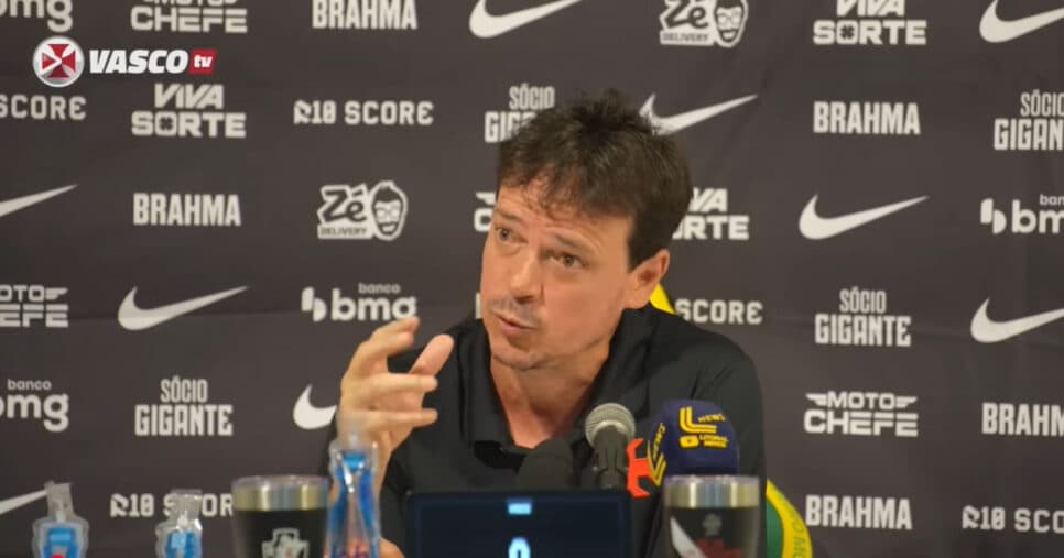 Atacante goleador e lateral de R$ 50M: Diniz confirma busca do Vasco por mais 2 nomes na janela