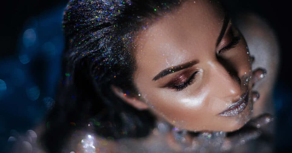 Intacto do bloquinho de Carnaval ao after: 3 produtos baratinhos que fixam o glitter na pele e no cabelo