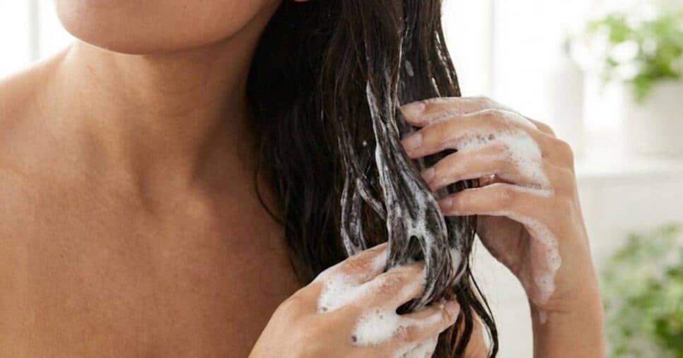 Como fazer shampoo caseiro que hidrata e cobre os fios sem uma gota de química