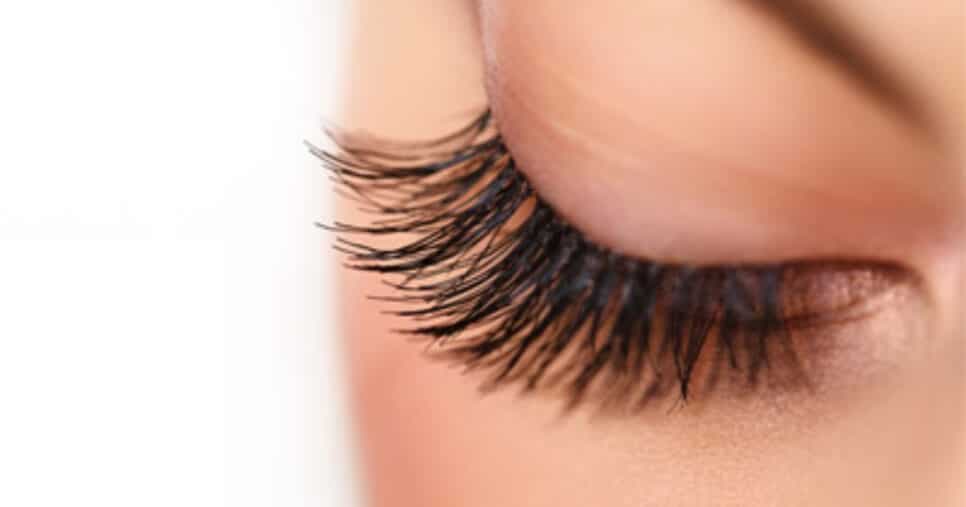 Para ter cílios enormes: Promova o crescimento acelerado sem sair de casa com esse óleo natural