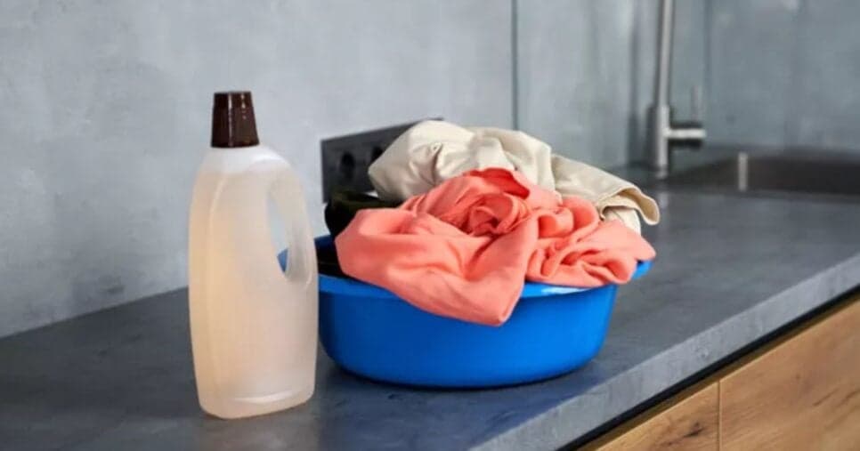 Tchau, lavanderias: Como tirar manchas de água sanitária da roupa em casa