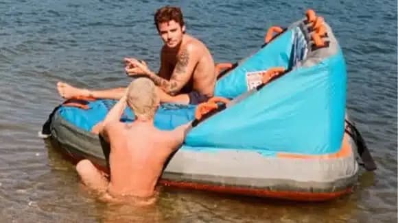 Xuxa aparece sem roupa na parte de cima em foto com o genro (Foto: Reprodução/ Instagram) Xuxa aparece sem roupa na parte de cima em foto com o genro (Foto: Reprodução/ Instagram)