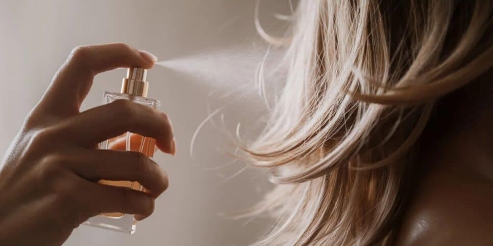 Passe perfume no cabelo para acabar com cheiro de fritura (Reprodução: Divulgação) Passe perfume no cabelo para acabar com cheiro de fritura (Reprodução: Divulgação)