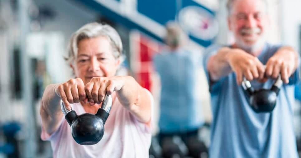 Nova proposta obriga benefício inédito aos idosos 60+ em academias em 2026