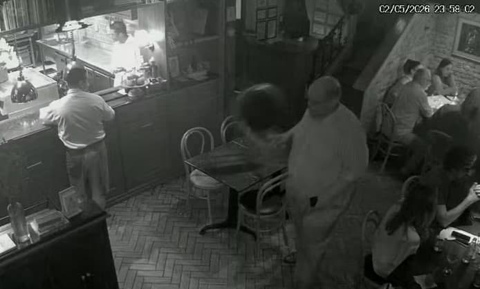 Imagens vazadas mostram cantor famoso quebrando tudo em restaurante (Foto: Reprodução / YouTube) Imagens vazadas mostram cantor famoso quebrando tudo em restaurante (Foto: Reprodução / YouTube)