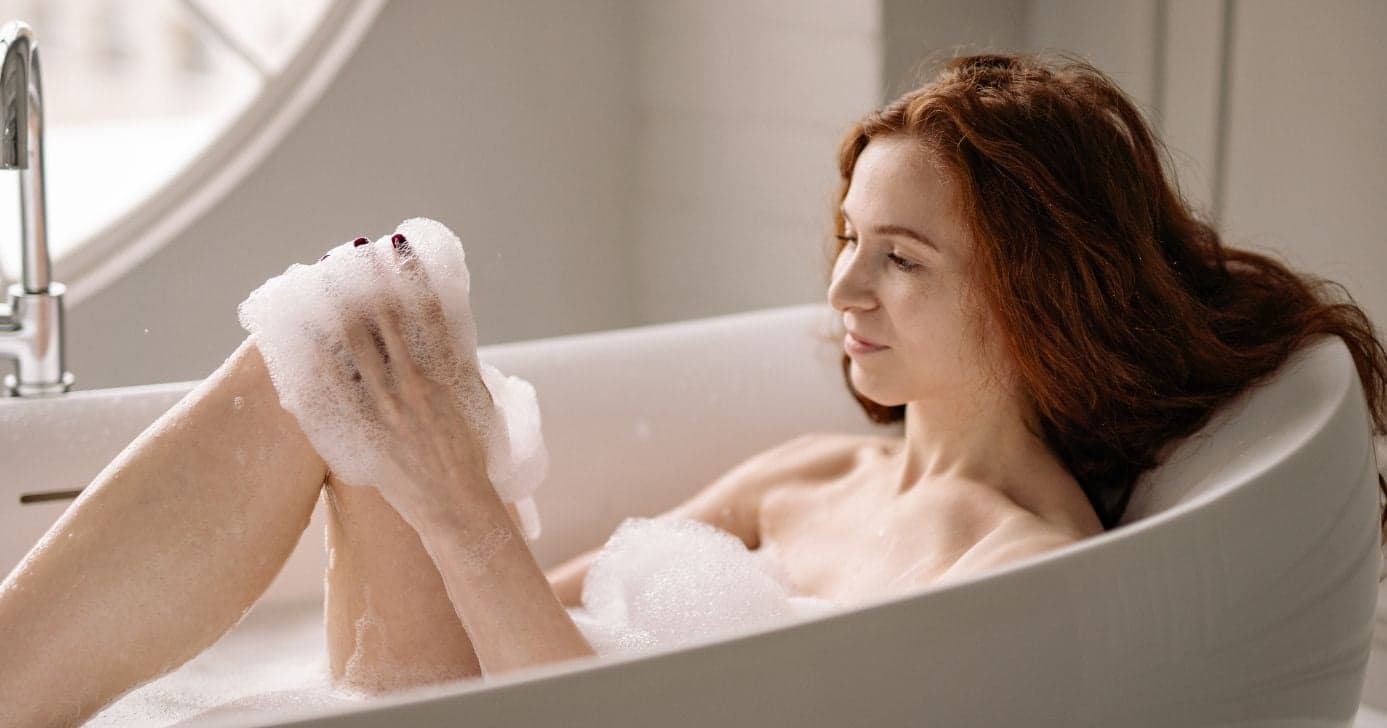 Ilustração mulher tomando banho quente (Foto: Canva)