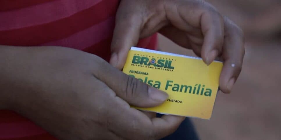 Pessoa segurando cartão do Bolsa Família (Foto: Reprodução / Globo) Pessoa segurando cartão do Bolsa Família (Foto: Reprodução / Globo)