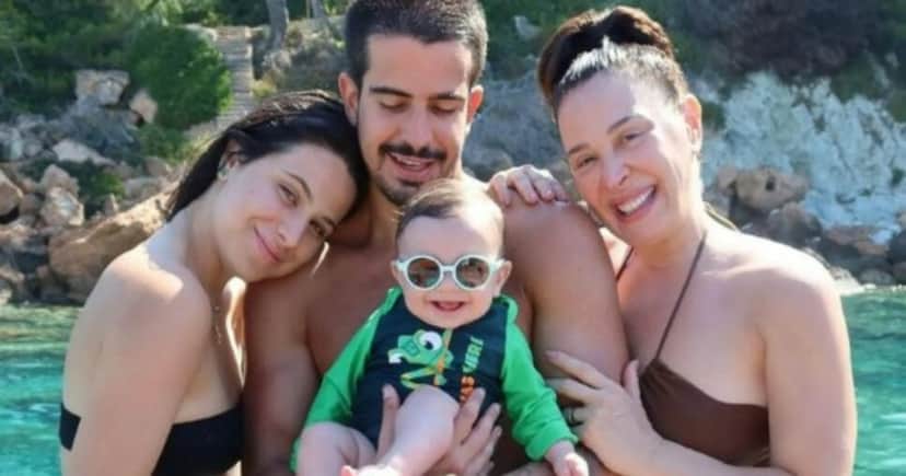 A famosa ex-atriz da Globo ao lado de seus três filhos (Foto: Reprodução) A famosa ex-atriz da Globo ao lado de seus três filhos (Foto: Reprodução)