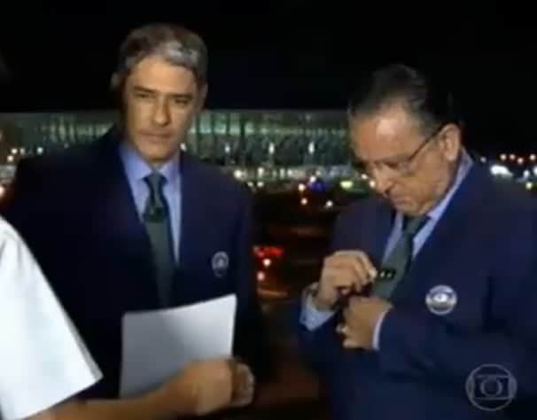 william-bonner-empura-funcionário-da-globo-durante-o-jornal-nacional-tv-foco-vídeo william-bonner-empura-funcionário-da-globo-durante-o-jornal-nacional-tv-foco-vídeo
