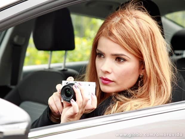 Aline começa a tirar fotos de Félix ainda dentro do carro Aline começa a tirar fotos de Félix ainda dentro do carro