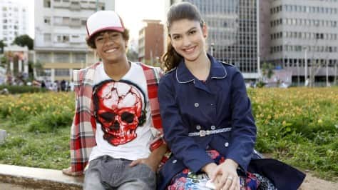 Osatores Gabriel Santana(Mosca) e Giovanna Grigio (Mili) no clipe "Me Passam Coisas" (Lourival Ribeiro/SBT) Osatores Gabriel Santana(Mosca) e Giovanna Grigio (Mili) no clipe "Me Passam Coisas" (Lourival Ribeiro/SBT)
