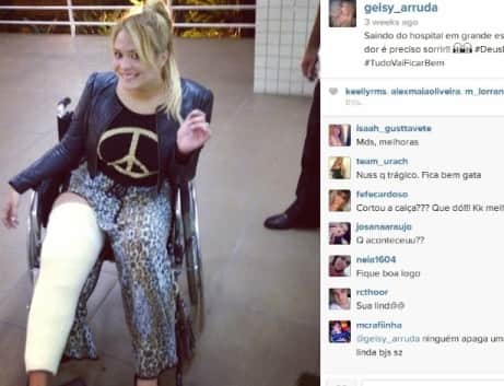 12dez2013--geisy-arruda-publicou-em-seu-instagram-uma-foto-de-quando-deixou-o-hospital-com-a-perna-imobilizada-de-cadeira-de-rodas-ate-na-hora-da-dor-e-preciso-sorrir-escreveu-1386882587904_615x470 12dez2013--geisy-arruda-publicou-em-seu-instagram-uma-foto-de-quando-deixou-o-hospital-com-a-perna-imobilizada-de-cadeira-de-rodas-ate-na-hora-da-dor-e-preciso-sorrir-escreveu-1386882587904_615x470