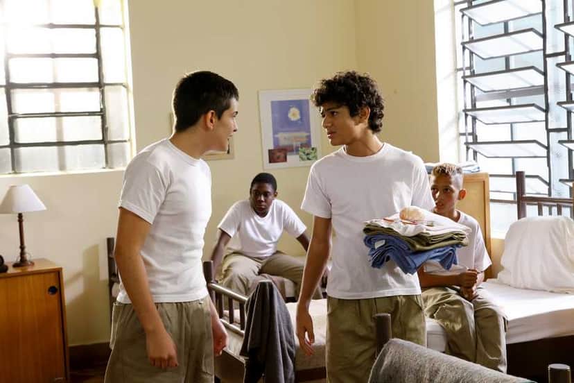 Mosca (Gabriel Santana) e Juca (Matheus Chequer) no reformatório Mosca (Gabriel Santana) e Juca (Matheus Chequer) no reformatório