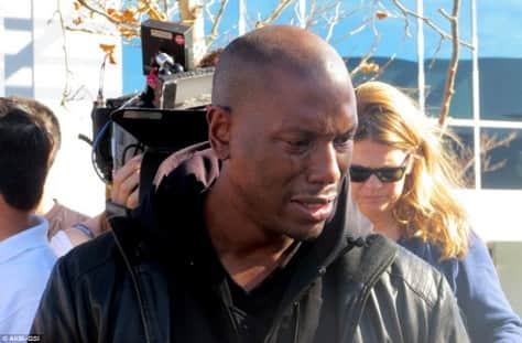 Tyrese Gibson se emociona ao visitar local de acidente de Paul Walker Tyrese Gibson se emociona ao visitar local de acidente de Paul Walker