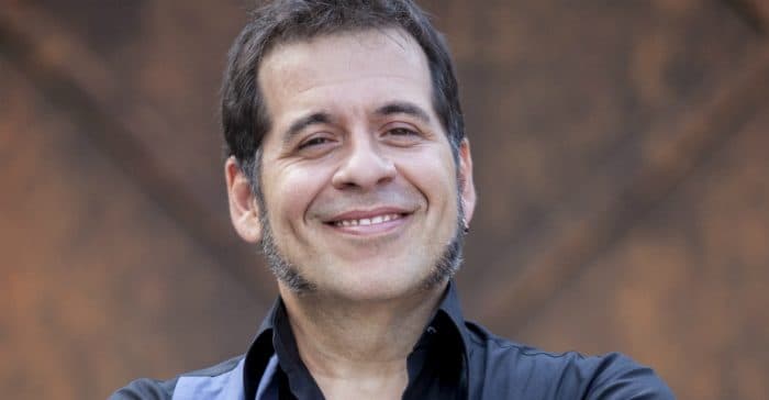 Leandro Hassum mostra peitoral definido em praia da Flórida