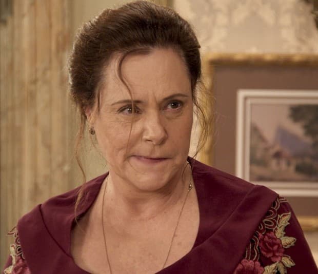 No ar em O Sétimo Guardião, Elizabeth Savalla é disputada por autores e deve ficar sem férias na Globo