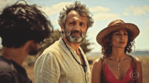 Santo (Domingos Montagner) e Tereza (Camila Pitanga) em gravação de "Velho Chico" (Foto: Reprodução/Globo) Santo (Domingos Montagner) e Tereza (Camila Pitanga) em gravação de "Velho Chico" (Foto: Reprodução/Globo)