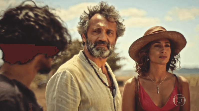 Santo (Domingos Montagner) e Tereza (Camila Pitanga) em gravação de "Velho Chico" (Foto: Reprodução/Globo) Santo (Domingos Montagner) e Tereza (Camila Pitanga) em gravação de "Velho Chico" (Foto: Reprodução/Globo)