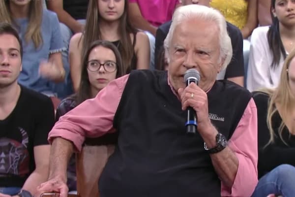 Mulher de Cid Moreira faz pergunta sobre sexo e constrange o marido na Globo