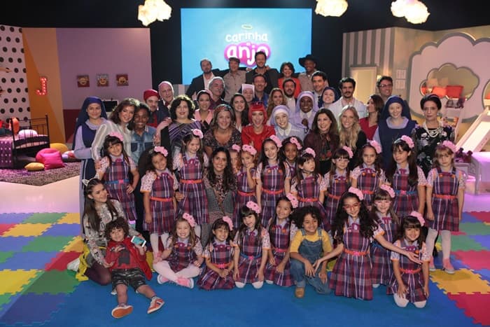Elenco completo de "Carinha de Anjo", autoras Iris Abravanel e Leonor Corrêa, e diretor-geral, Ricardo Mantoanelli, na coletiva (Foto: Lourival Ribeiro/SBT) retrospectiva Elenco completo de "Carinha de Anjo", autoras Iris Abravanel e Leonor Corrêa, e diretor-geral, Ricardo Mantoanelli, na coletiva (Foto: Lourival Ribeiro/SBT) retrospectiva
