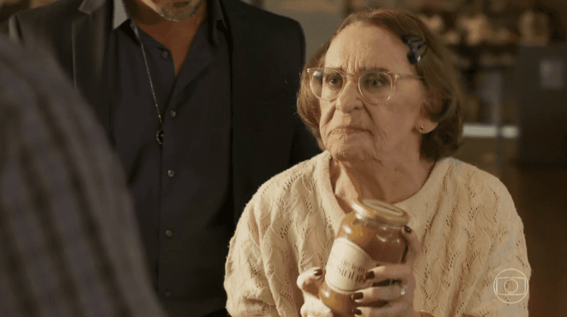Sinhá (Laura Cardoso) em cena de "Sol Nascente" (Foto: Reprodução/Globo) Sinhá (Laura Cardoso) em cena de "Sol Nascente" (Foto: Reprodução/Globo)