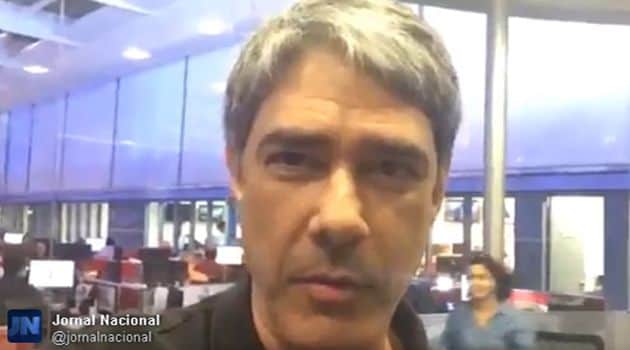 recebe comediantes William Bonner nos estúdios da TV Globo e usa bodão do dono do SBT (Reprodução/Twitter) recebe comediantes William Bonner nos estúdios da TV Globo e usa bodão do dono do SBT (Reprodução/Twitter)