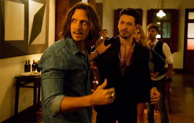 "Rock Story": Gui vê Lázaro beijando Diana e bate boca com os dois "Rock Story": Gui vê Lázaro beijando Diana e bate boca com os dois