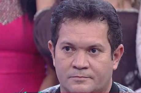 Ximbinha foi visto chutando celular de fã e choca internautas (Foto: Reprodução) Ximbinha foi visto chutando celular de fã e choca internautas (Foto: Reprodução)