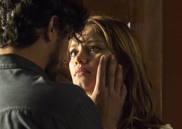 Renato (Renato Góes) e Alice (Sophie Charlotte) se entregam ao amor em 'Os Dias Eram Assim' (Foto: Globo/Estevam Avellar) Renato (Renato Góes) e Alice (Sophie Charlotte) se entregam ao amor em 'Os Dias Eram Assim' (Foto: Globo/Estevam Avellar)