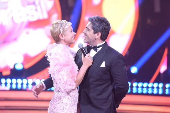 A apresentadora Xuxa e o namorado, Junno Andrade, no palco do Dancing Brasil (Foto: Blad Meneghel) A apresentadora Xuxa e o namorado, Junno Andrade, no palco do Dancing Brasil (Foto: Blad Meneghel)