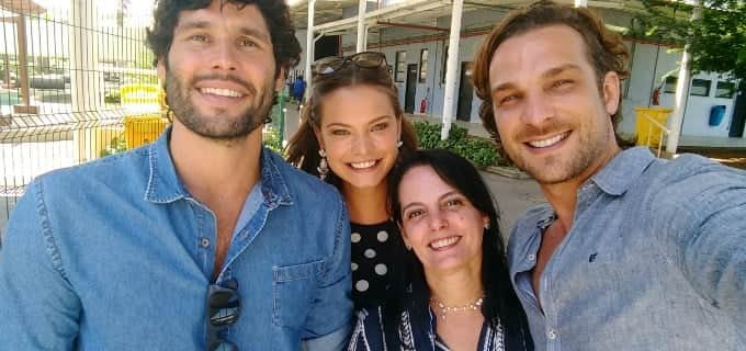 Paula Richard com o elenco de "O Rico e Lázaro". (Foto: Reprodução/ Record) Paula Richard com o elenco de "O Rico e Lázaro". (Foto: Reprodução/ Record)