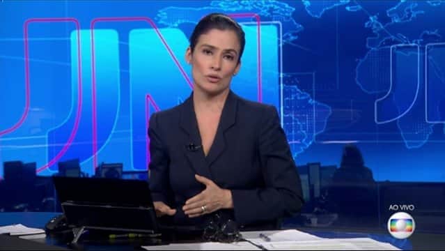 Renata Vasconcellos na transmissão da votação contra Temer (Foto: Reprodução/Globo) Renata Vasconcellos na transmissão da votação contra Temer (Foto: Reprodução/Globo)