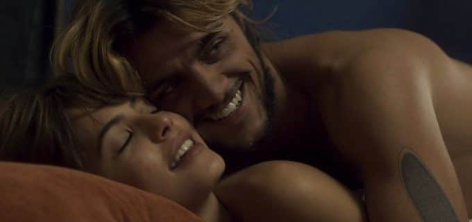 Caíque e Nada tem noite de amor romântica em "Os Dias Eram Assim". Caíque e Nada tem noite de amor romântica em "Os Dias Eram Assim".