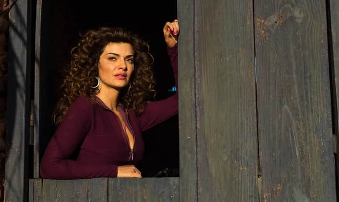 Mayana Neiva caracterizada para "O Outro Lado do Paraíso". (Foto: Raquel Cunha/TV Globo) Mayana Neiva caracterizada para "O Outro Lado do Paraíso". (Foto: Raquel Cunha/TV Globo)