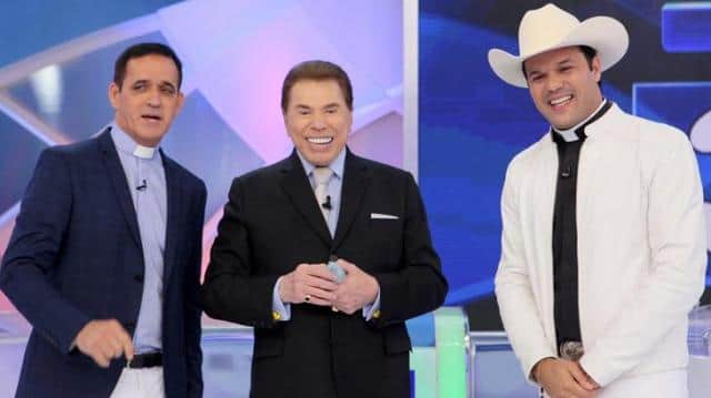 Silvio Santos com o reverendo a sua esquerda e à direita o Padre Alessandro Campos (Foto SBT) Silvio Santos com o reverendo a sua esquerda e à direita o Padre Alessandro Campos (Foto SBT)
