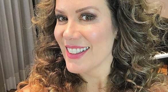 A apresentadora Regina Volpato está em ótima forma aos 51 anos de idade e sente falta do sol (Foto: Reprodução) A apresentadora Regina Volpato está em ótima forma aos 51 anos de idade e sente falta do sol (Foto: Reprodução)