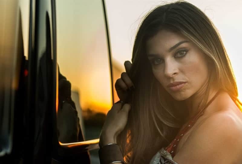 mulher séria posando para fotógrafo segurando o seu cabelo e seu reflexo em o carro, atriz de "O Outro Lado do Paraíso" mulher séria posando para fotógrafo segurando o seu cabelo e seu reflexo em o carro, atriz de "O Outro Lado do Paraíso"