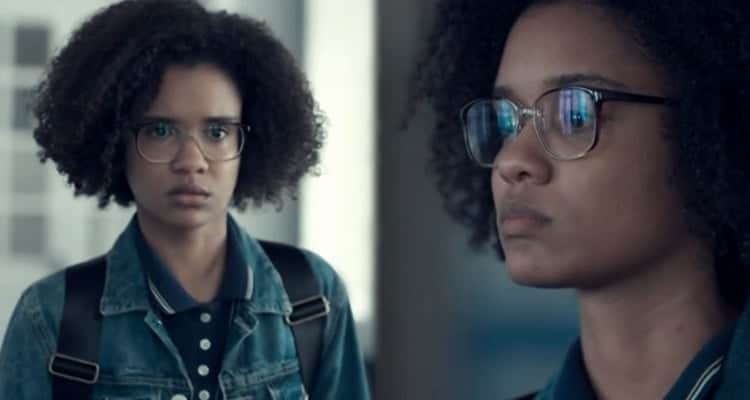 Em fotos paralelas o retrato e perfil de uma jovem negra Em fotos paralelas o retrato e perfil de uma jovem negra