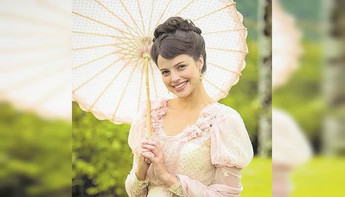 Agatha como a sua personagem Ema de Orgulho e Paixão (Foto: Montagem/Raquel Cunha/TV Globo) Agatha como a sua personagem Ema de Orgulho e Paixão (Foto: Montagem/Raquel Cunha/TV Globo)