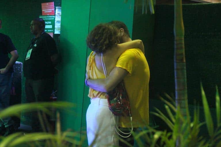Debora Bloch beija muito na Sapucaí (Marcello Sá Barretto - Brazil News) Debora Bloch beija muito na Sapucaí (Marcello Sá Barretto - Brazil News)