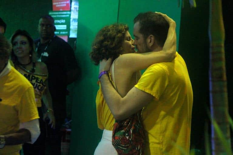 Debora Bloch beija muito na Sapucaí (Marcello Sá Barretto - Brazil News) Debora Bloch beija muito na Sapucaí (Marcello Sá Barretto - Brazil News)
