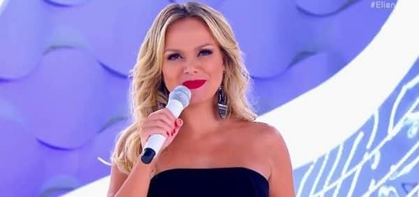 Eliana comparece a show em SP e tieta grande cantor da música brasileira Eliana comparece a show em SP e tieta grande cantor da música brasileira