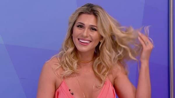 Lívia Andrade mostra corpão e conta os dias para o carnaval “Faltam 3 dias para o desfile” Lívia Andrade mostra corpão e conta os dias para o carnaval “Faltam 3 dias para o desfile”