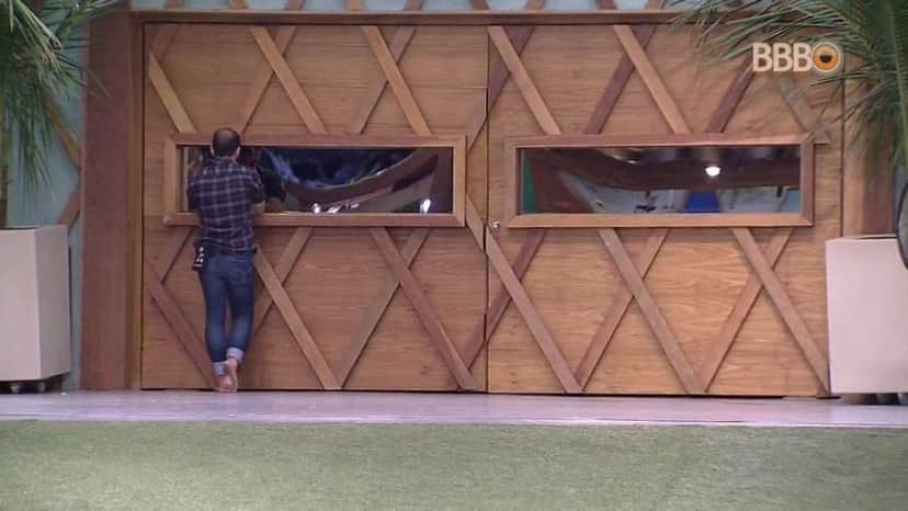 Mahmoud se isola no BBB18 (Foto: Reprodução) Mahmoud se isola no BBB18 (Foto: Reprodução)